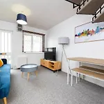 Beautiful House By Station With Private Parking