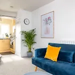 Beautiful House By Station With Private Parking