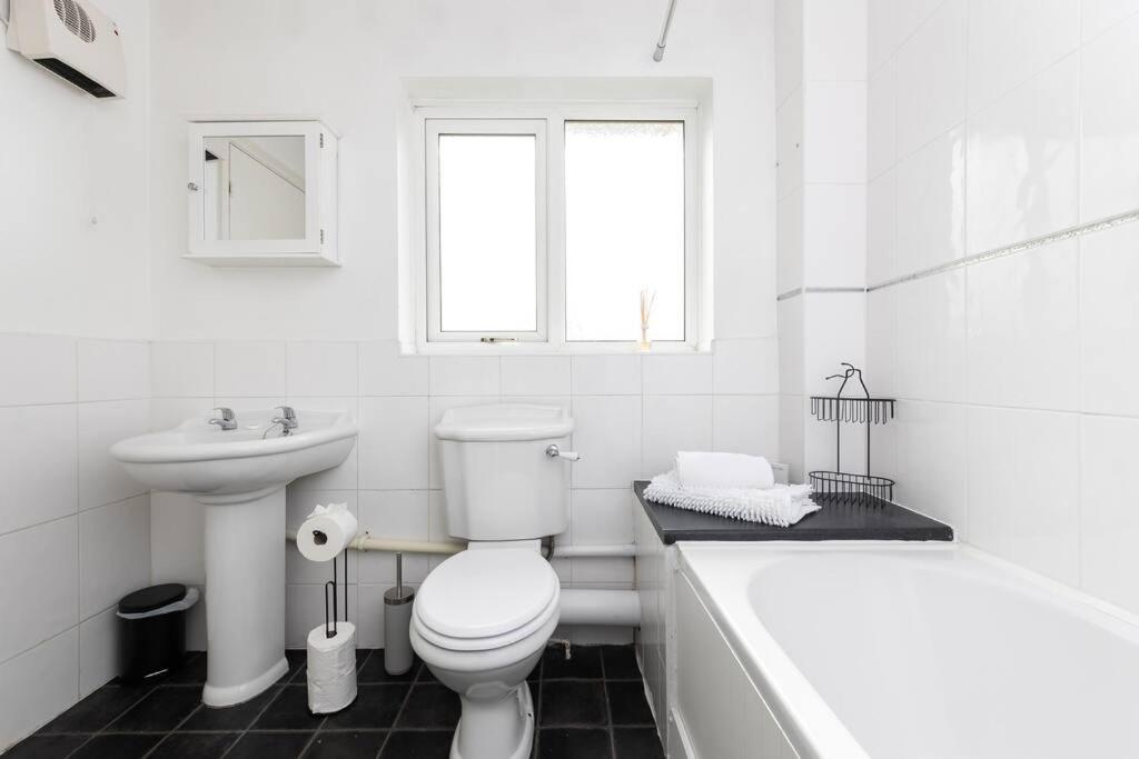 Beautiful House By Station With Private Parking Casa de férias