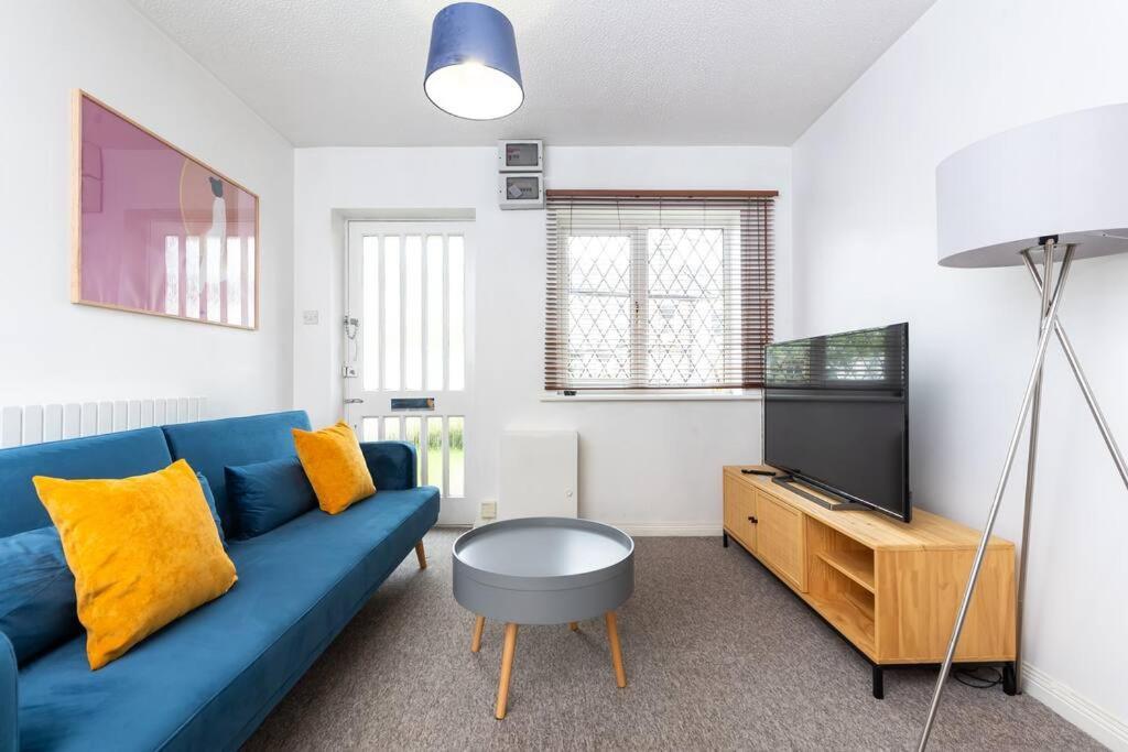 Beautiful House By Station With Private Parking Casa de férias