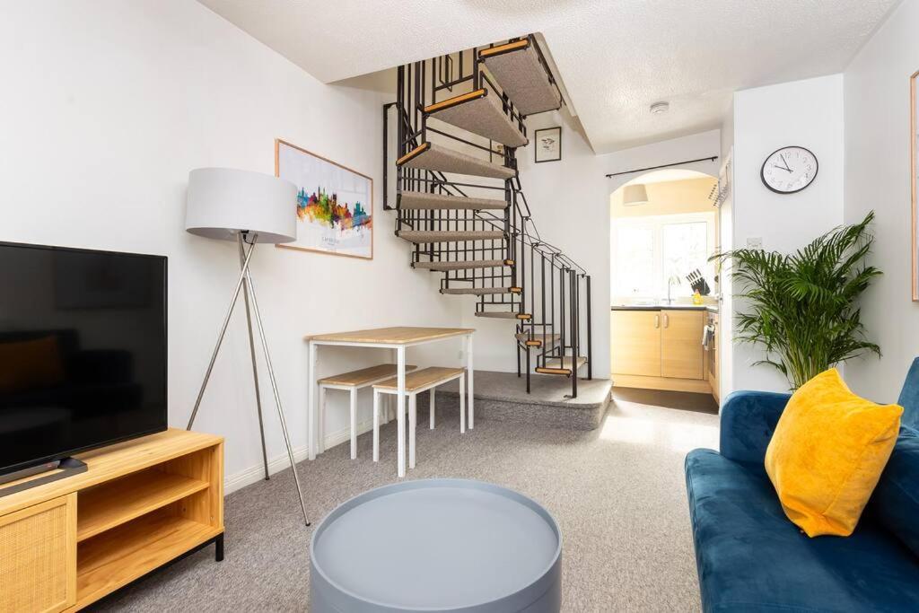 Beautiful House By Station With Private Parking *